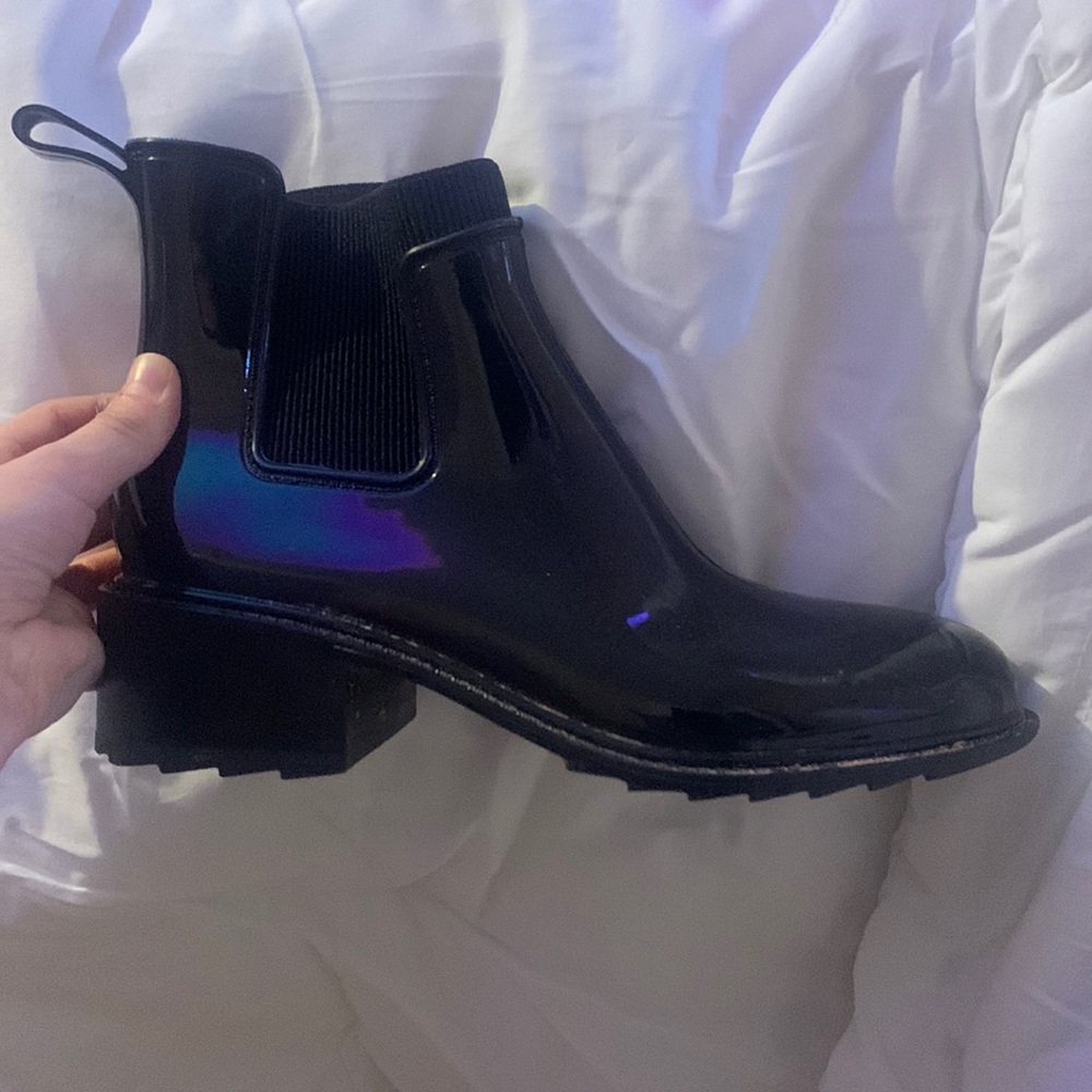 Size 9 black booties. Small heel. Super comfy. WORN ONCE!
